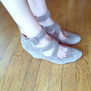 Halogen wedge heels